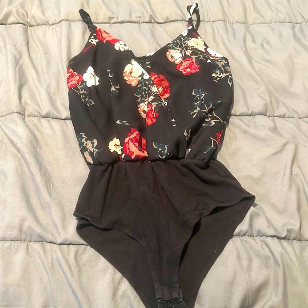 Floral bodysuit, worn 2 times, no tears/holes, size small.